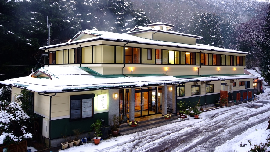 【外観】雪景色の外観で日本海の冬を感じて！