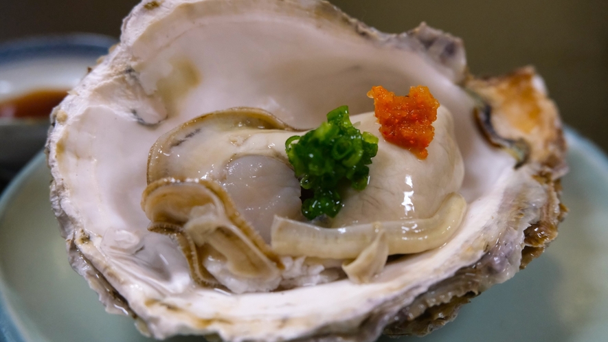 【夏のお料理】夏の味覚・ぷりぷり「岩牡蠣」は濃厚でクリーミー！