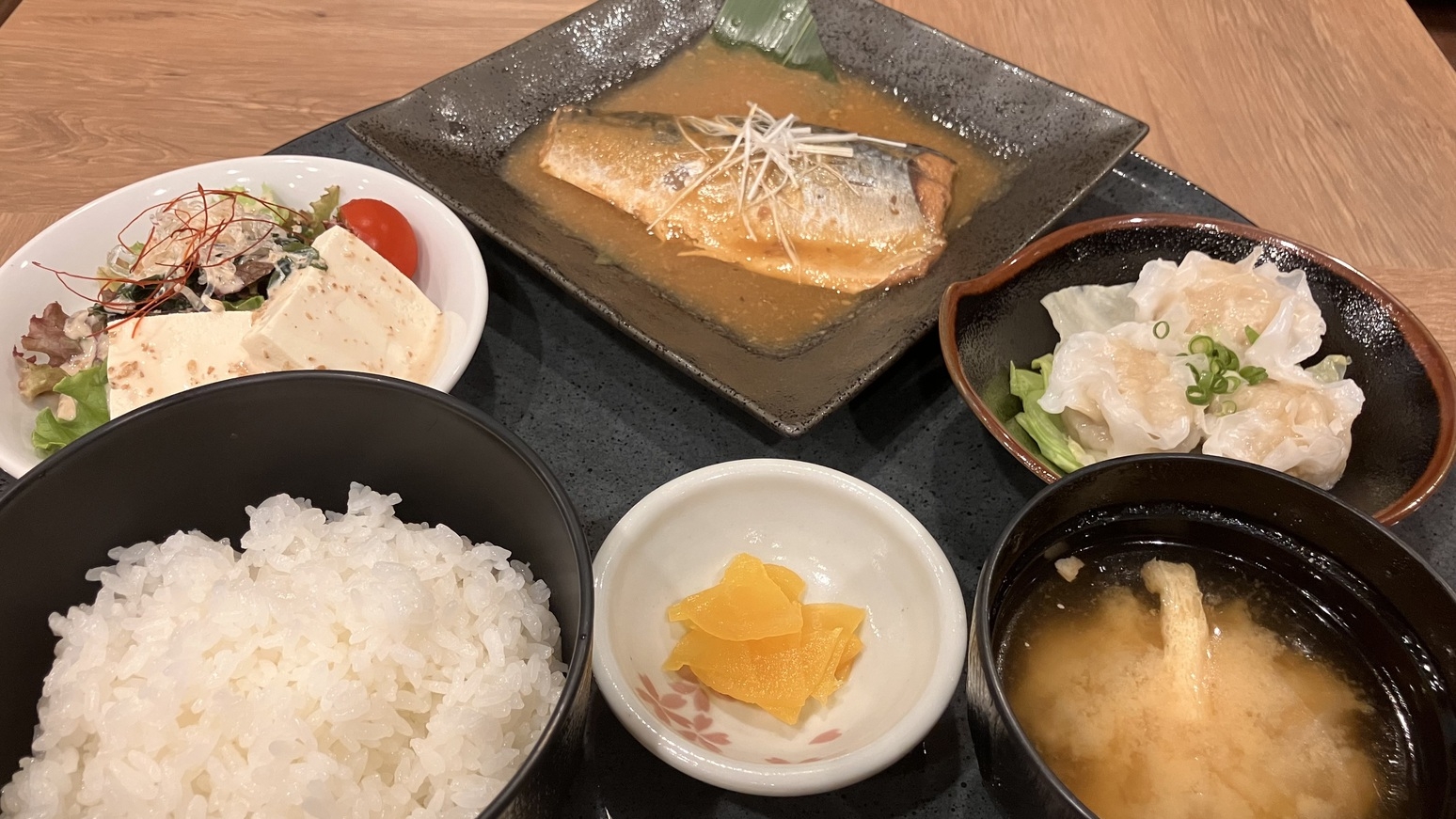 【夕食・朝食つき】平日限定〜日替わり定食付プラン〜☆朝食バイキング無料☆コンビニ徒歩1分☆