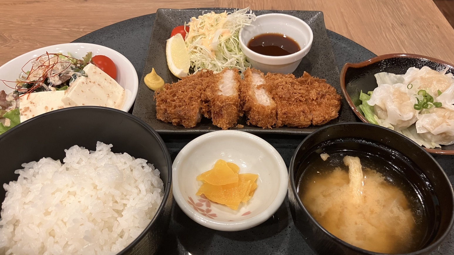 【夕食・朝食つき】平日限定〜日替わり定食付プラン〜☆朝食バイキング無料☆コンビニ徒歩1分☆