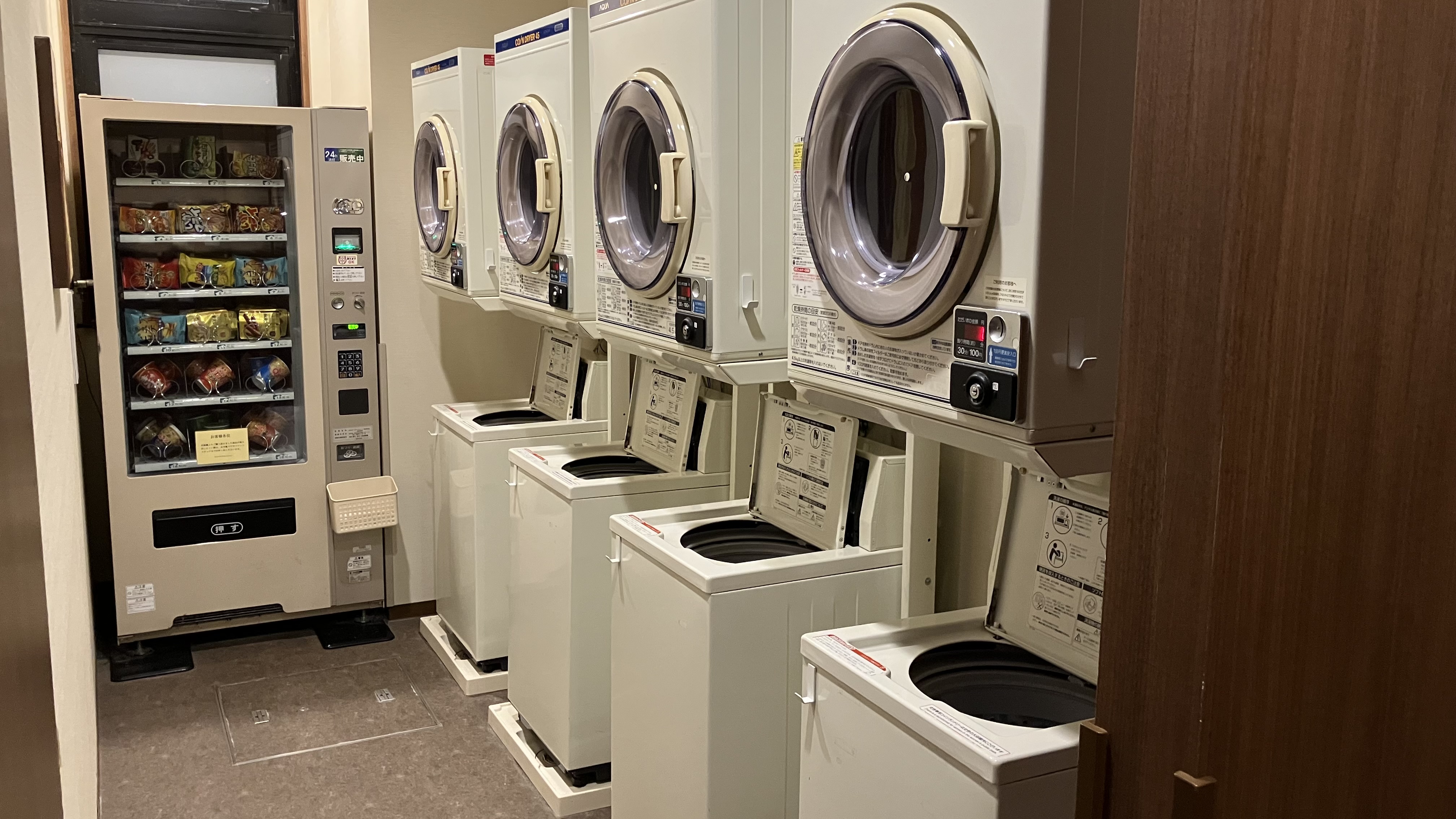 1F　コインランドリー4台（女性大浴場にも1台あり）
