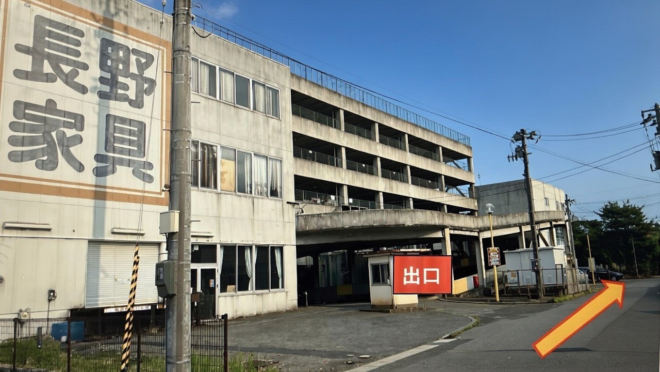 立体駐車場（出口）　※ホテル手前は出口です。入口は矢印⇧奥にございます。