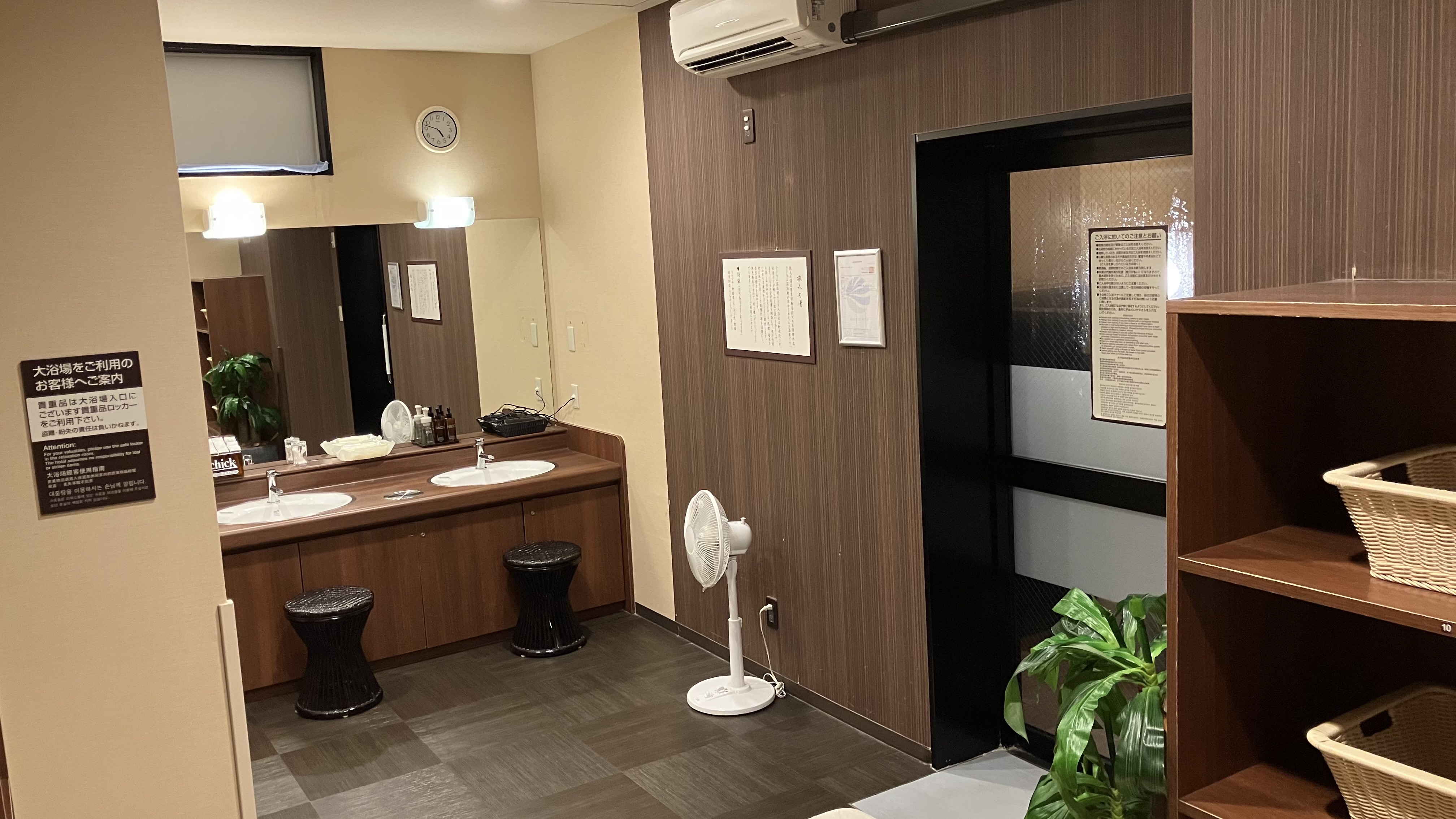 男性大浴場　更衣室