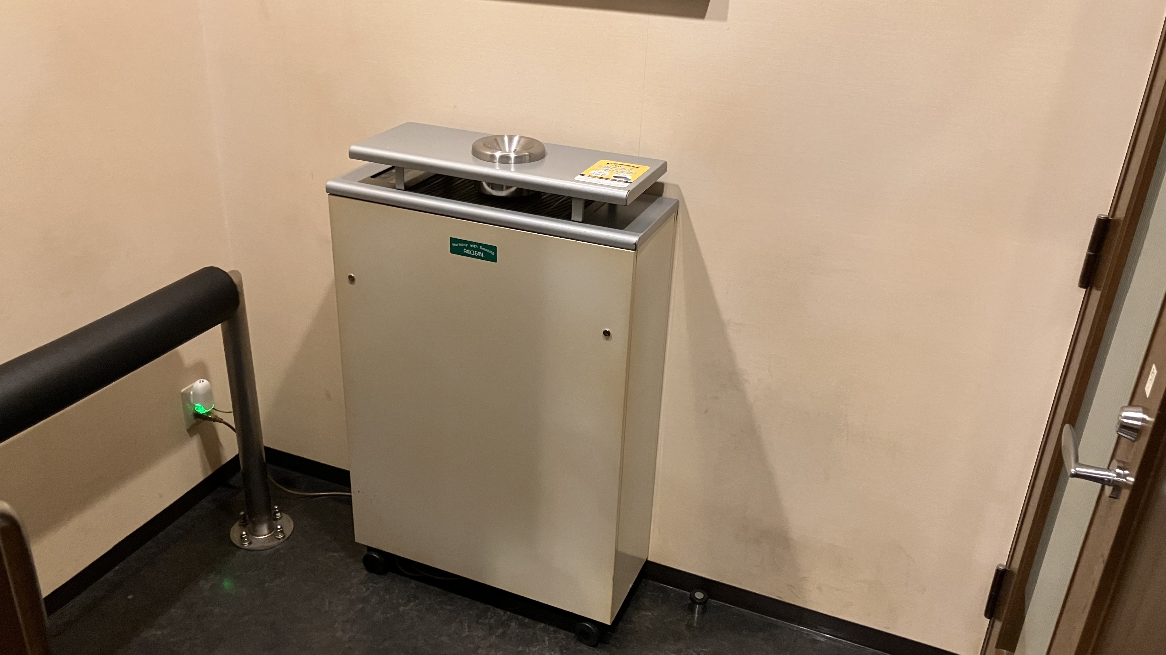 1F喫煙所（第二ロビー奥）