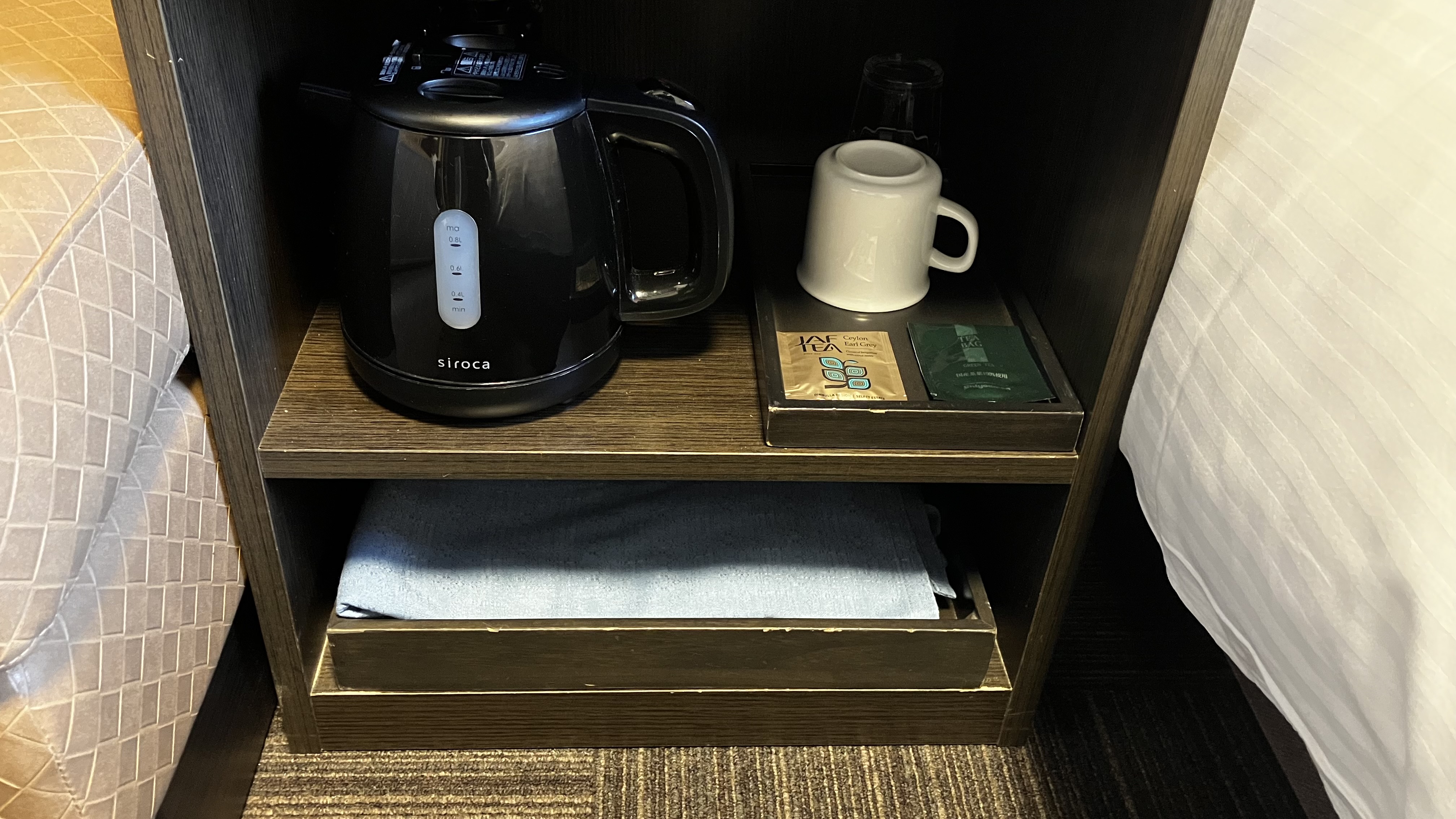 甚平（ベッド脇、内線電話棚下に設置）