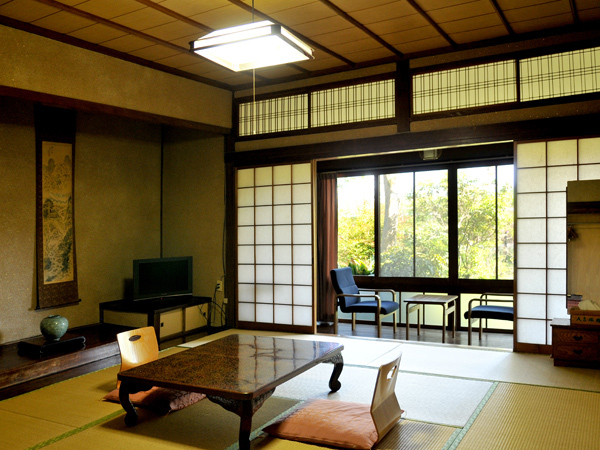 古都の趣が満喫できる数奇屋造りの和室。