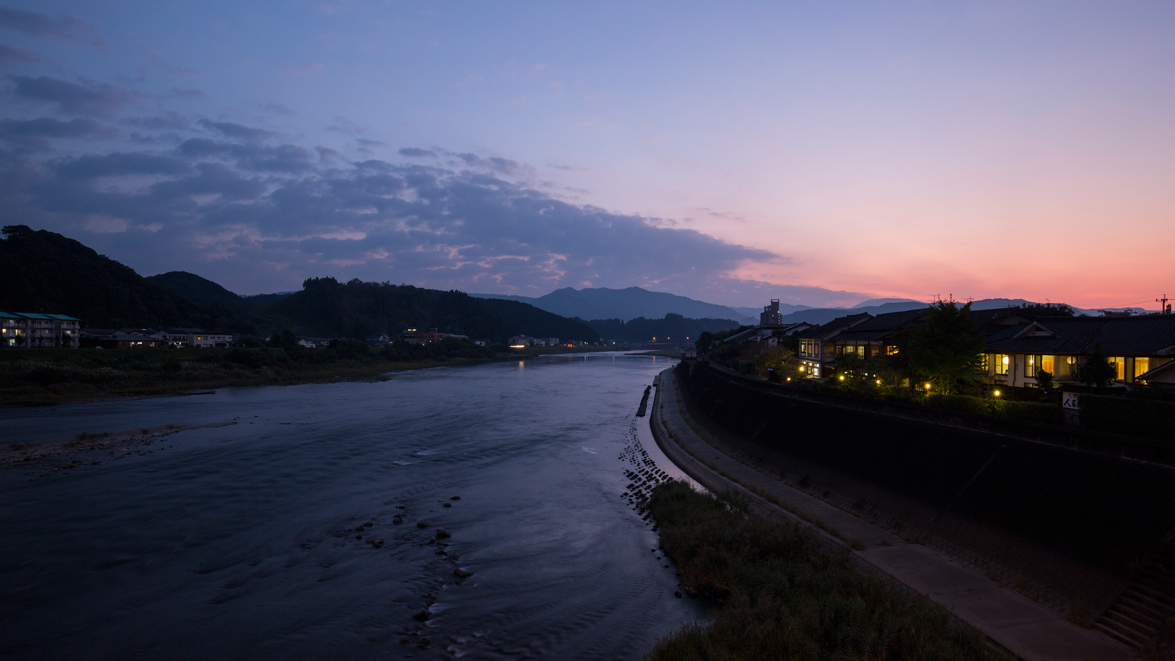 【外観】球磨川沿いの人吉旅館