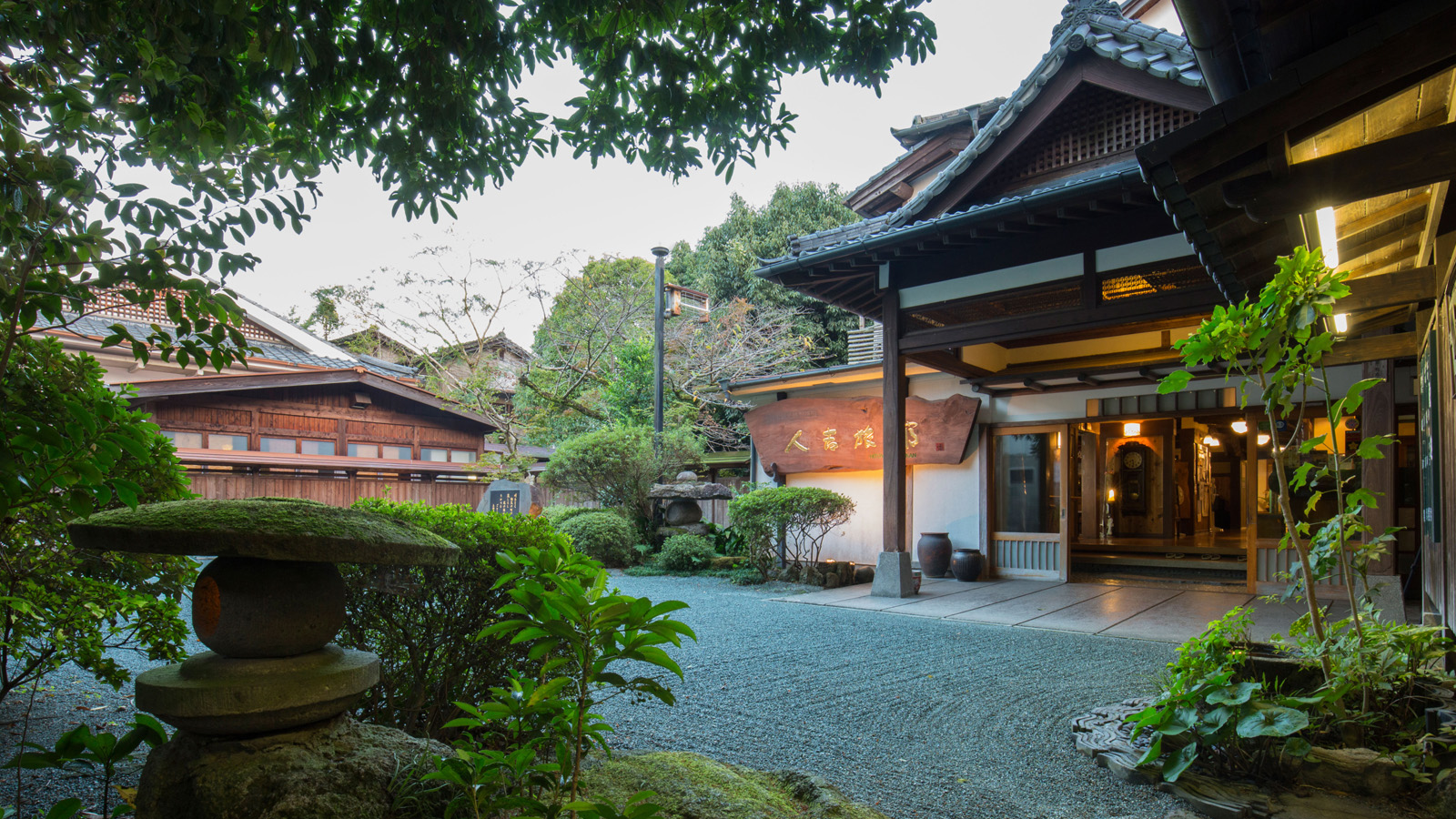 皆様のお越しをお待ちしております。