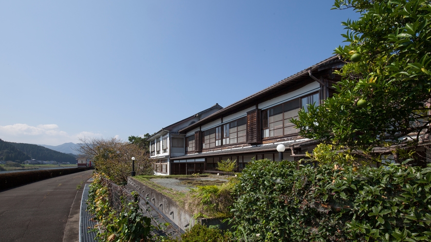 【外観(昼)】球磨川側から眺める、人吉旅館の佇まい