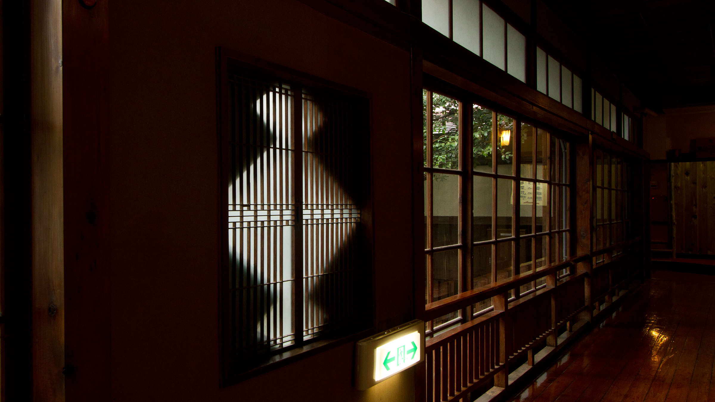 【施設】松皮菱と呼ばれる文様の窓
