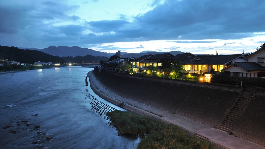 【外観】球磨川沿いの人吉旅館