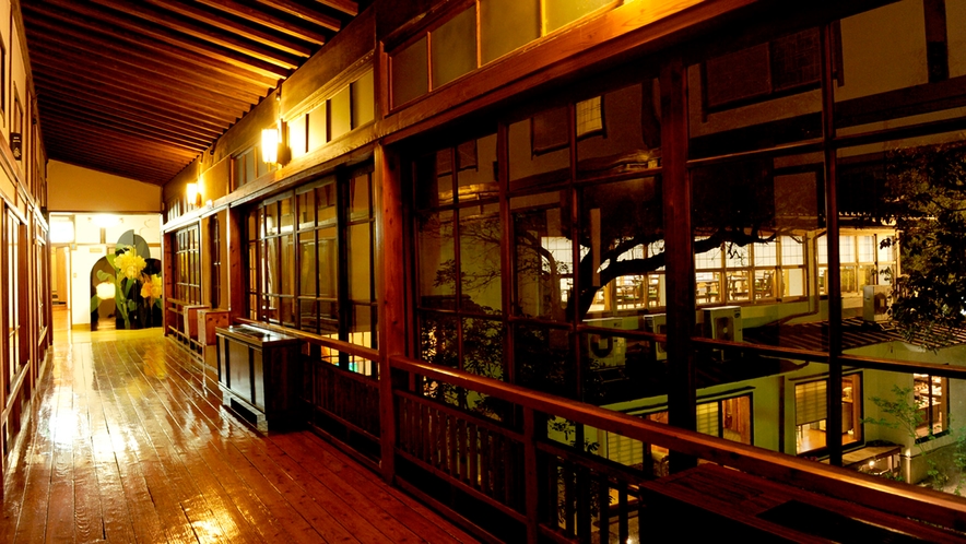 人吉旅館の立派な廊下の写真