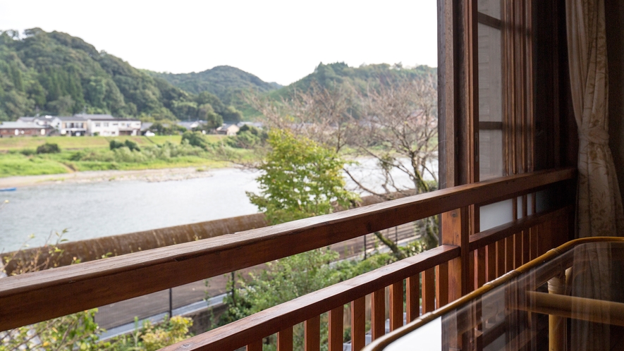 お部屋から見える球磨川の景色をお楽しみください。