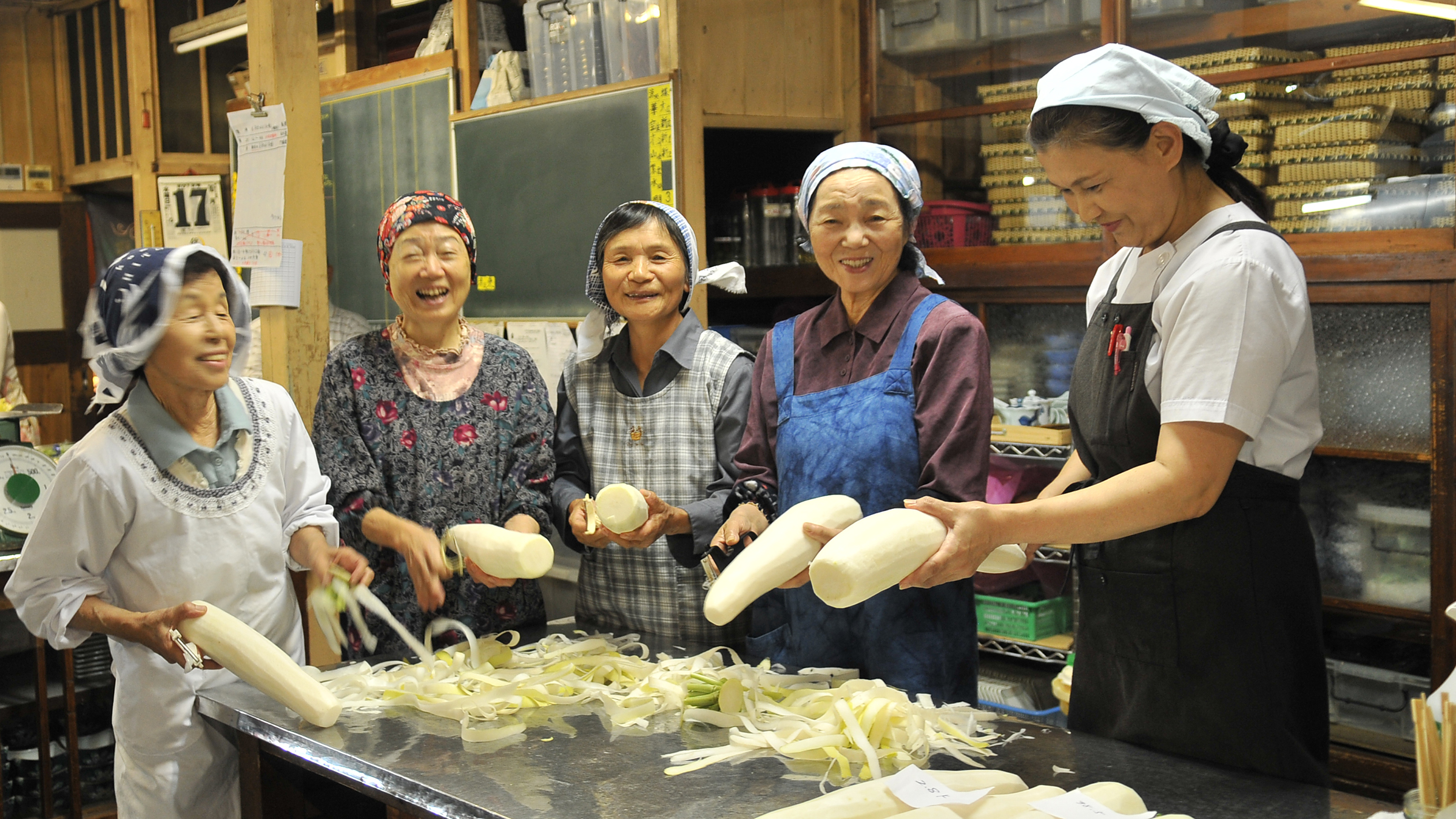 地域の方たちによる「お母さんの味バイキング」