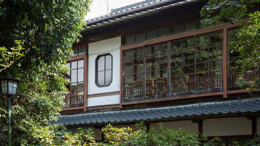 【外観】昭和初期の数奇屋造りの特徴を見せる窓のデザイン。