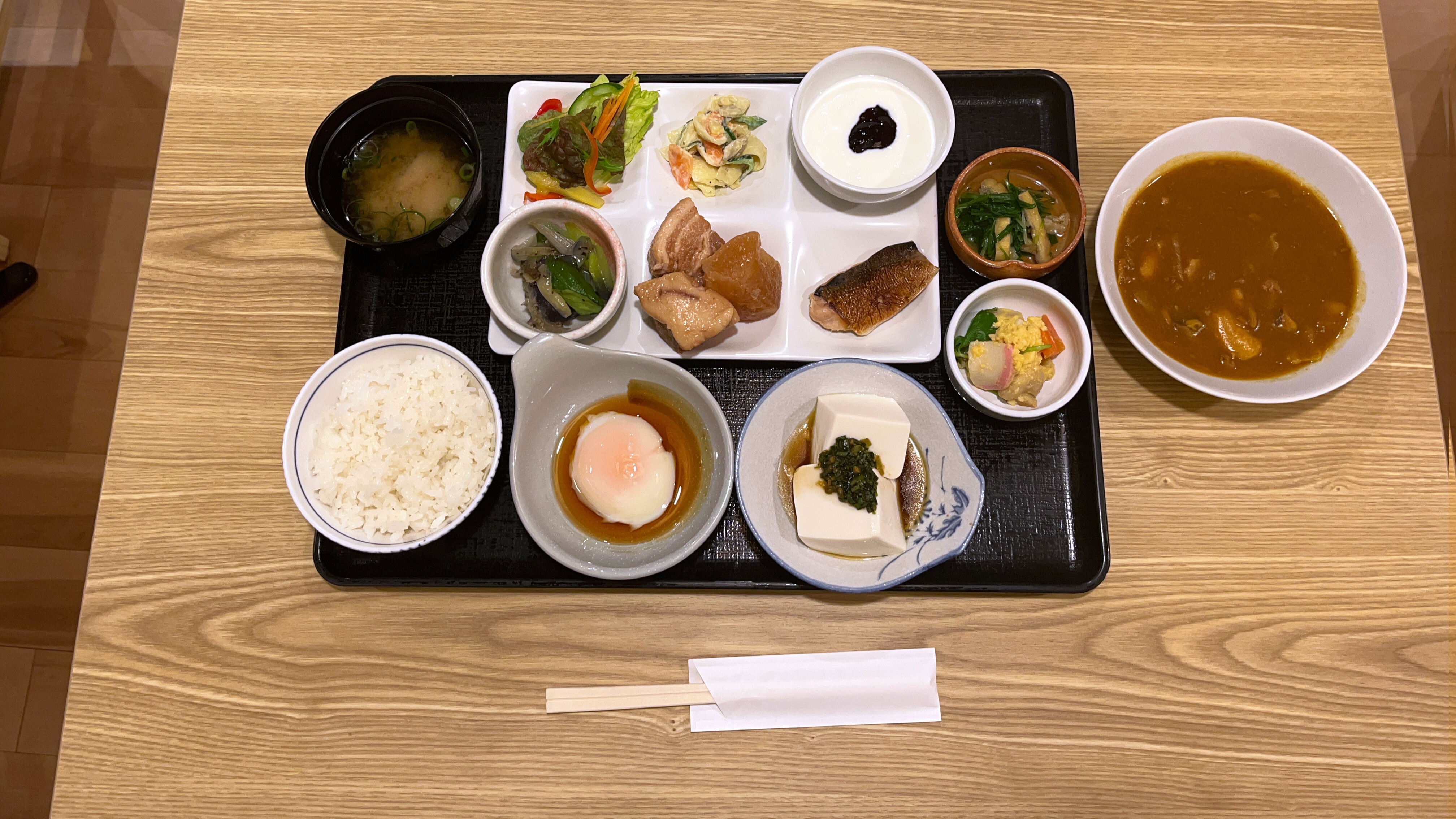 朝食バイキング盛り付け上から