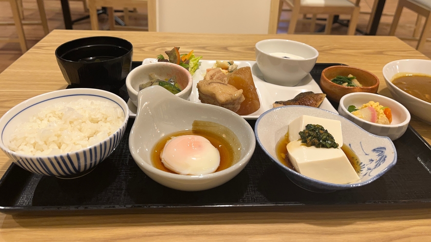 朝食バイキング盛り付け