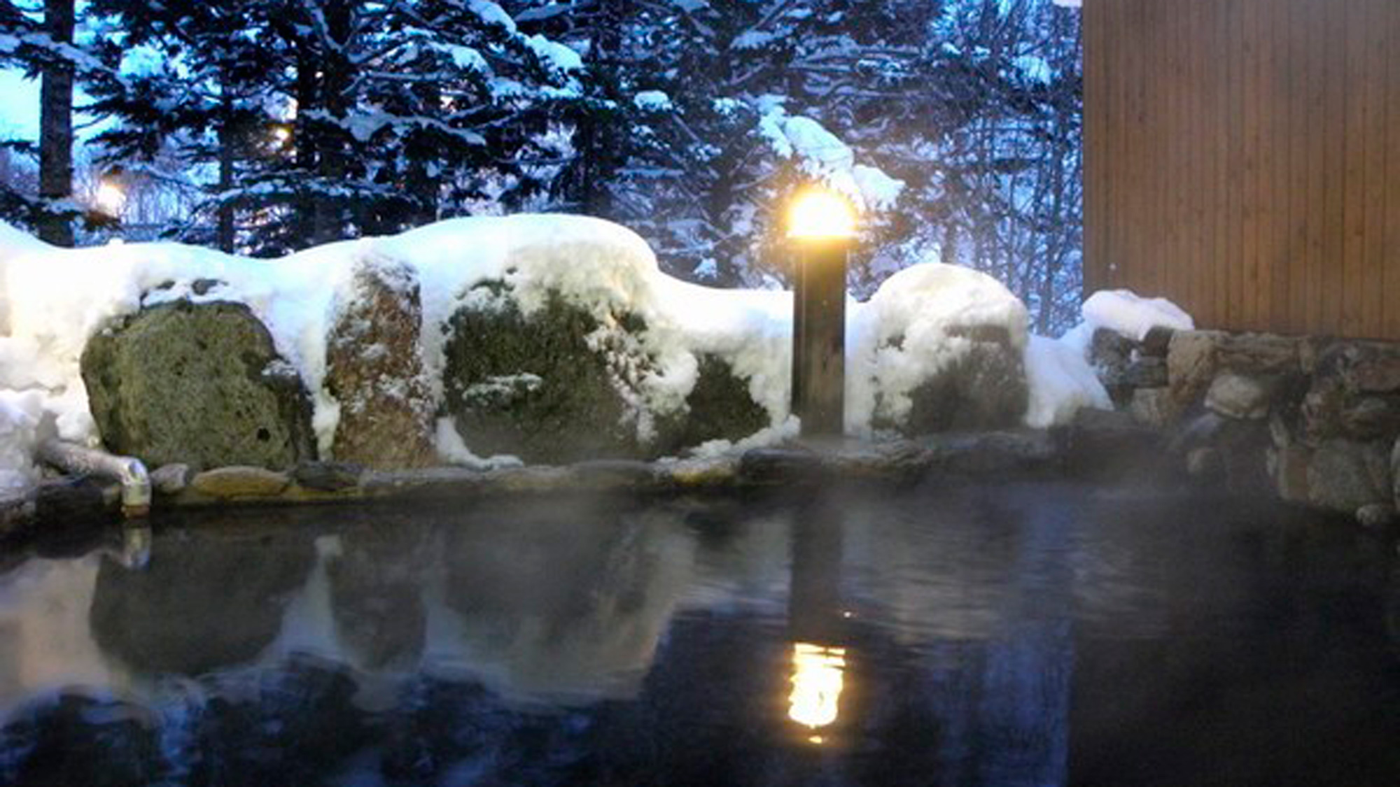 *露天風呂／冬は雪見露天をお楽しみください。温泉で体の芯からぽかぽかに♪ 
