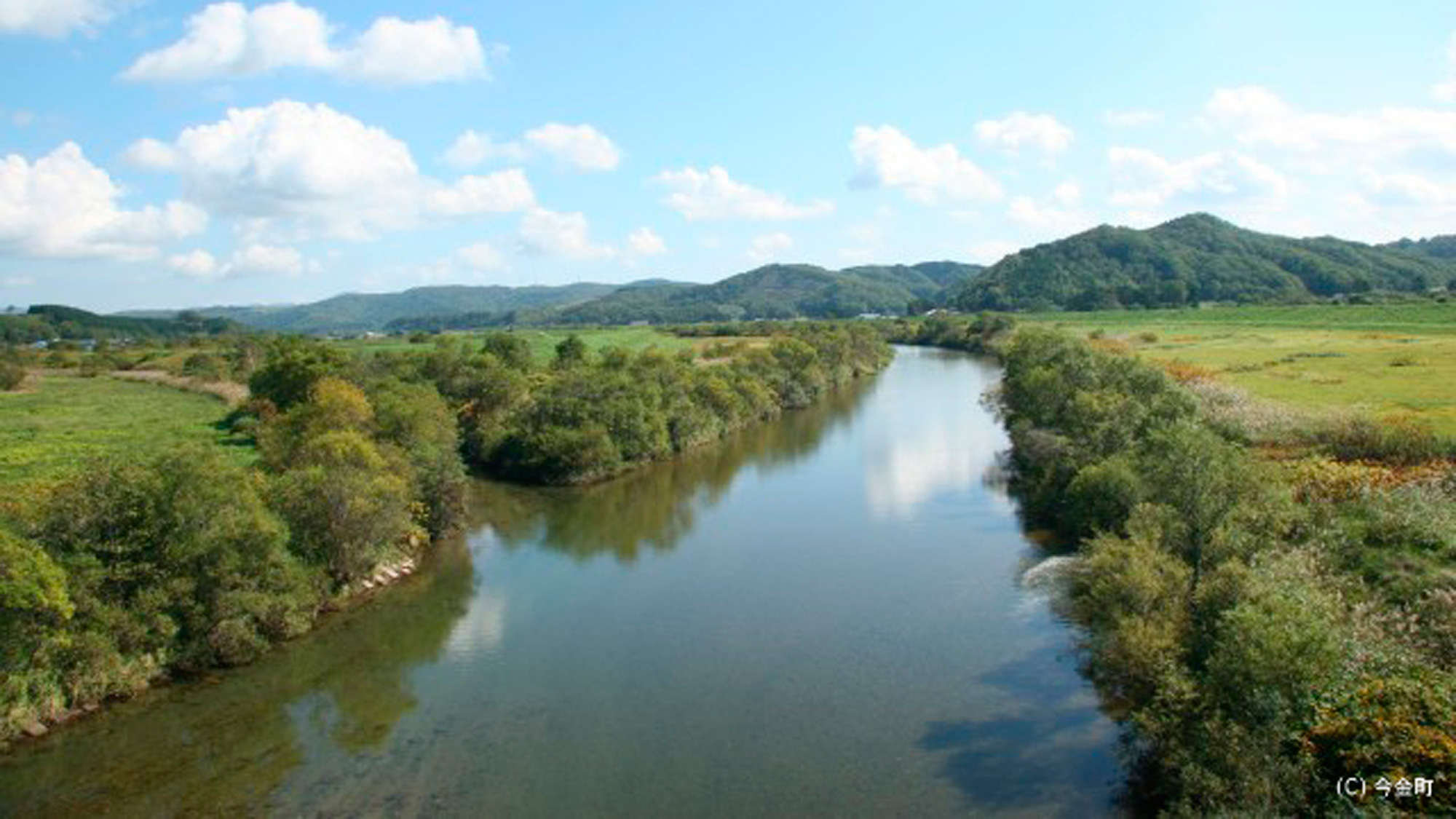 *後志利別川／当館より車で約７分、ピリカ湖より流れる美しい川の景色。