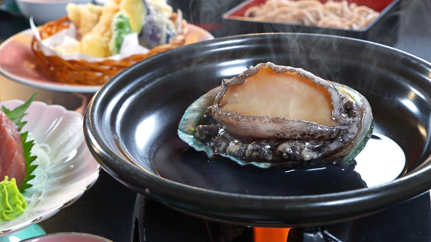 ＃錦膳+あわび　海のステーキあわびの陶板焼きをお楽しみいただけます。