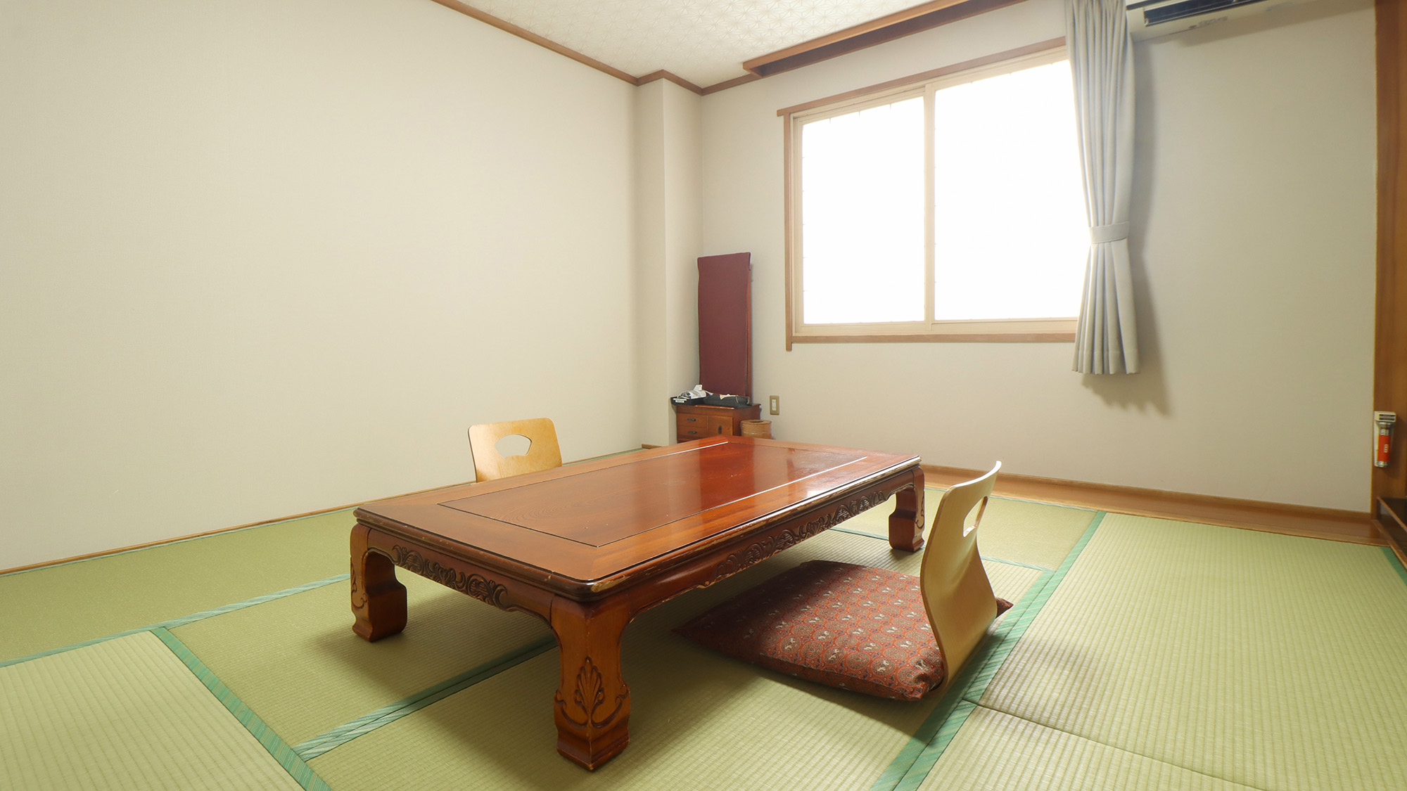 #和室8～12畳　ゆったりと寛げる、落ち着いた和室です。手足を伸ばしてゆったりとおくつろぎください。