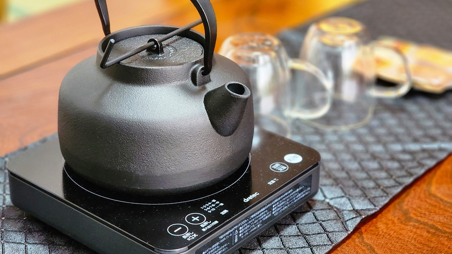 #和洋室　奥州市の伝統工芸品、『南部鉄器』の鉄瓶でお湯を沸かしていただけます