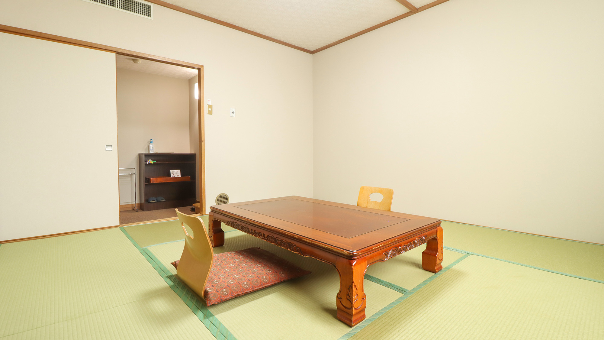 #和室8～12畳　落ち着いた雰囲気の和室をお楽しみください。