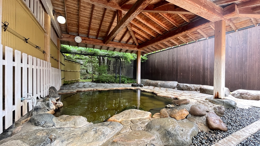 #露天風呂　大浴場から露天風呂をご利用いただけます。県内でも数少ない天然岩に囲まれた庭園露天風呂です