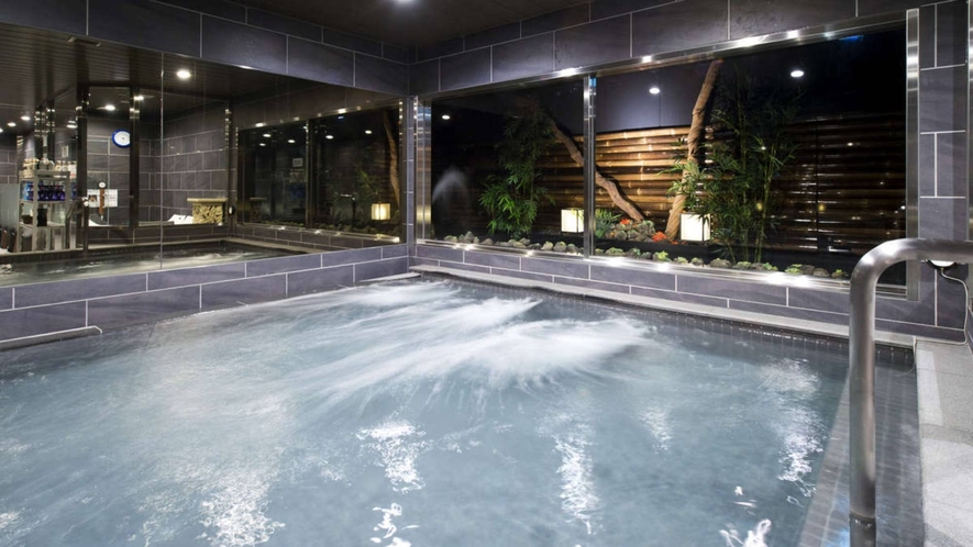 【大浴場】麦飯石人工温泉で疲れをリフレッシュ♪深くて広めのためゆったりと浸かることができます