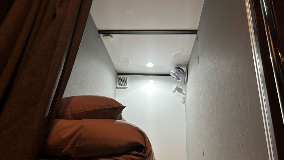 【カプセル】天井高140cm上段静音ルーム