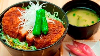 夕食メニュー一例：ソースカツどん