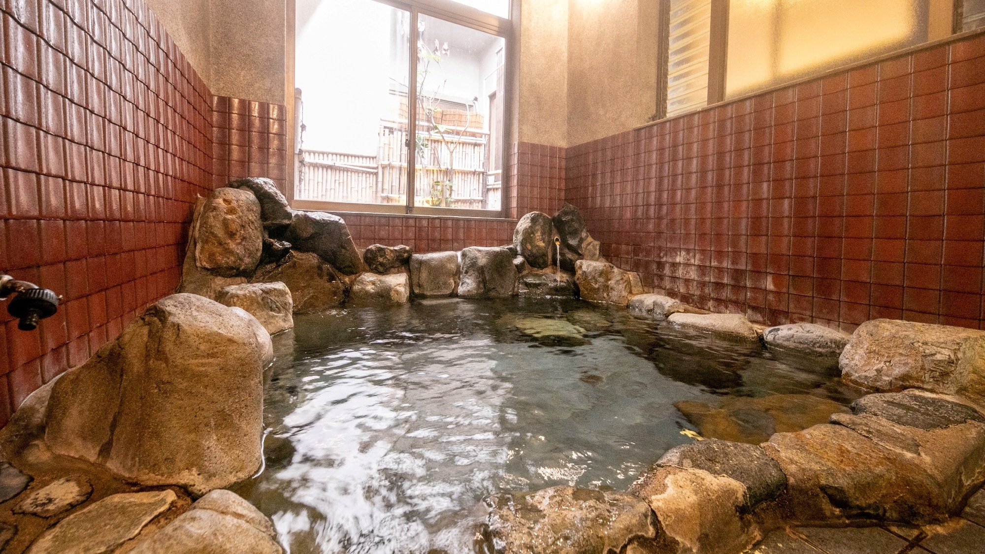 ■温泉小浴場■レトロな雰囲気のこじんまりとした岩風呂