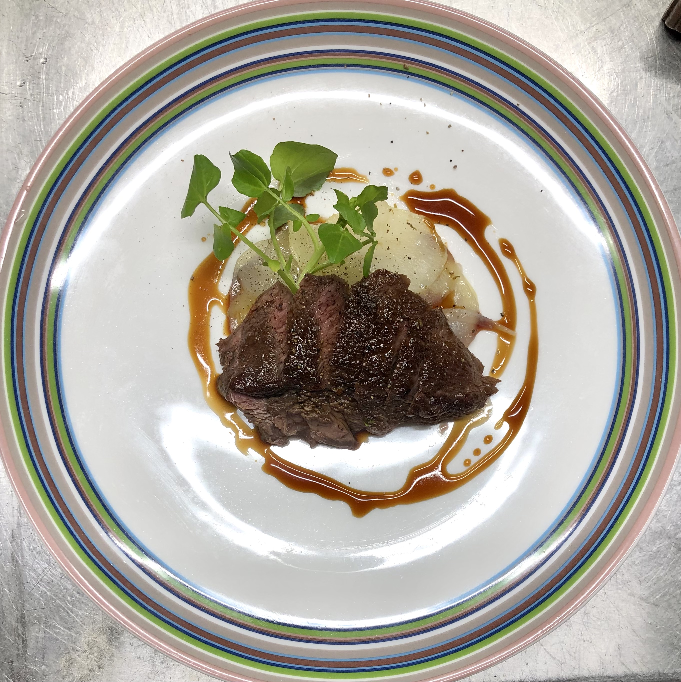 自家製の照り焼きソースで食べるディナーのメインディッシュ！この日は、黒毛和種の短角牛♪