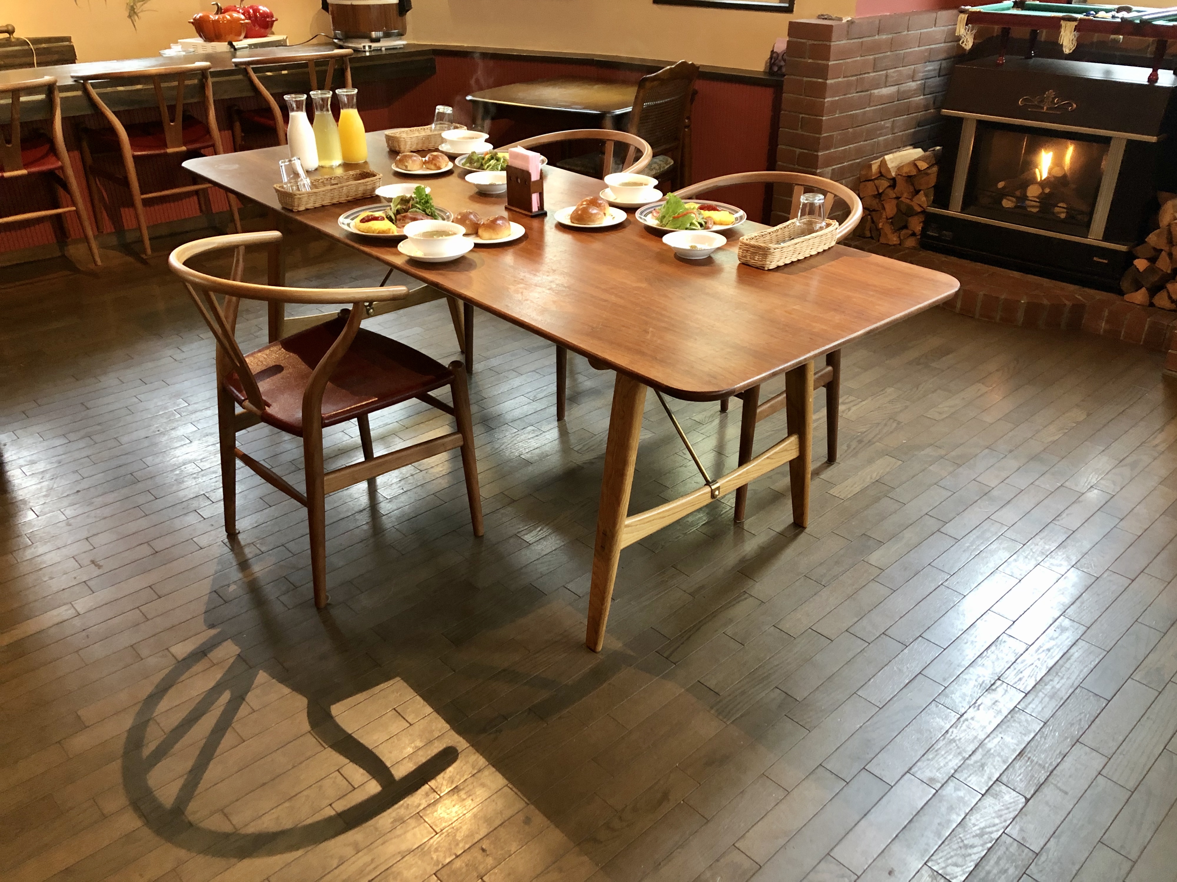 レストランの椅子やテーブル、照明も北欧のデンマーク製をほぼほぼ使用しております！