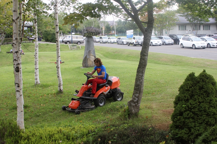 スーパーマン、芝を刈る。