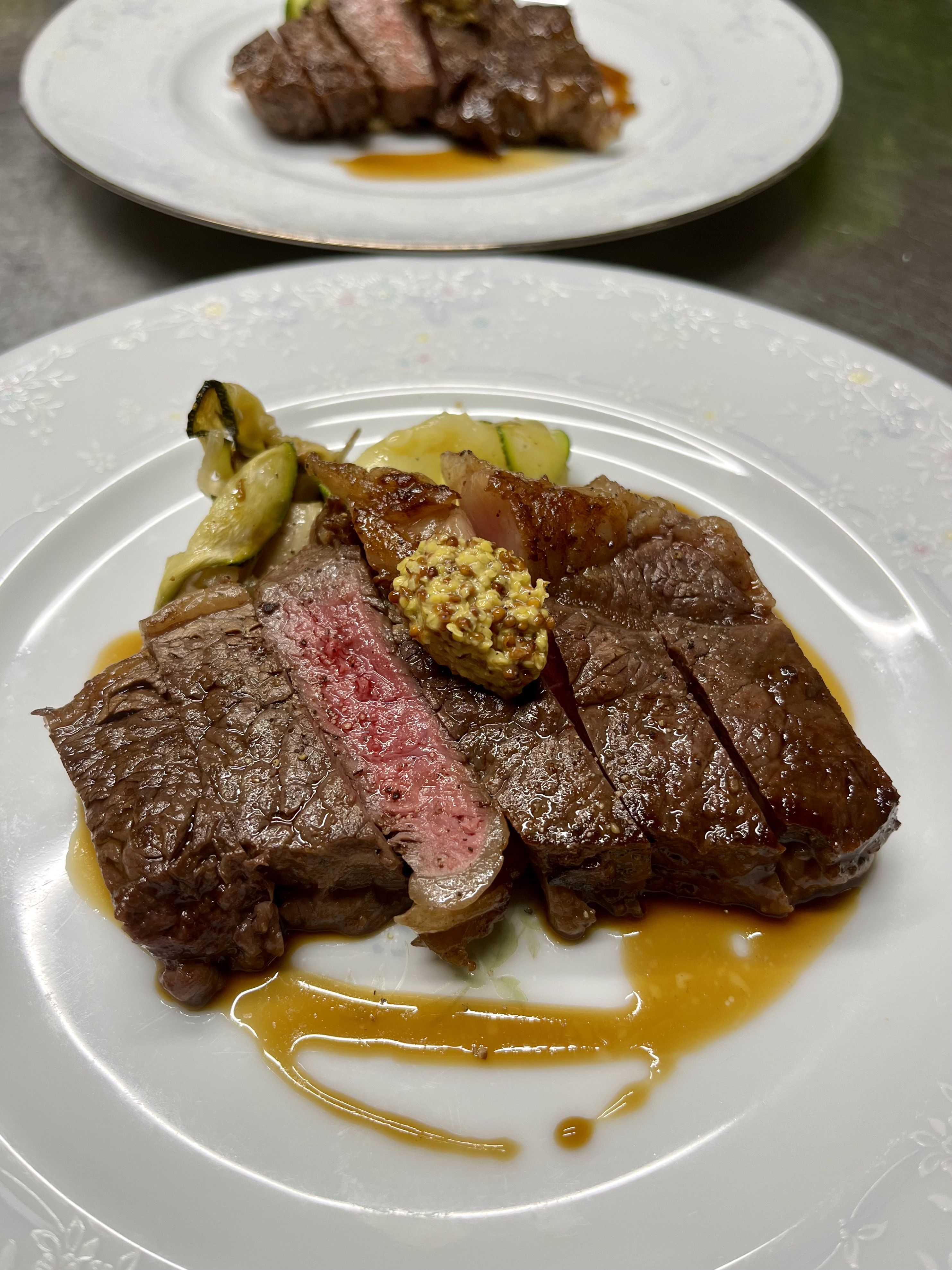 牛舎に押し込めず、自然放牧し乾草ではなく生の牧草を食べた黒毛和種短角牛のサーロインステーキの写真！