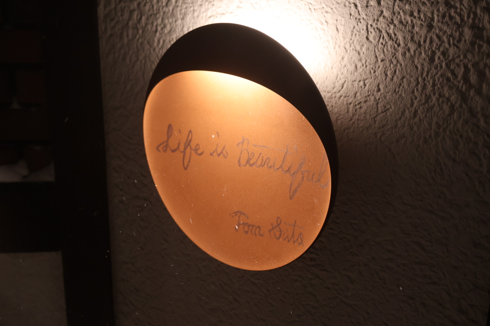 小さな外灯と看板になりますが、目印にお越し下さい。