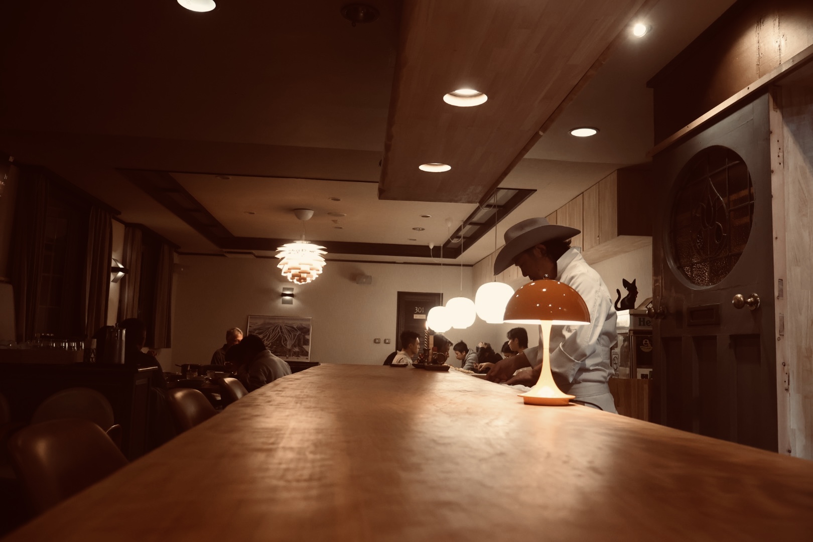 1枚板のカウンター席でも！無垢のテーブル席でも！お好きなところでおくつろぎください♪