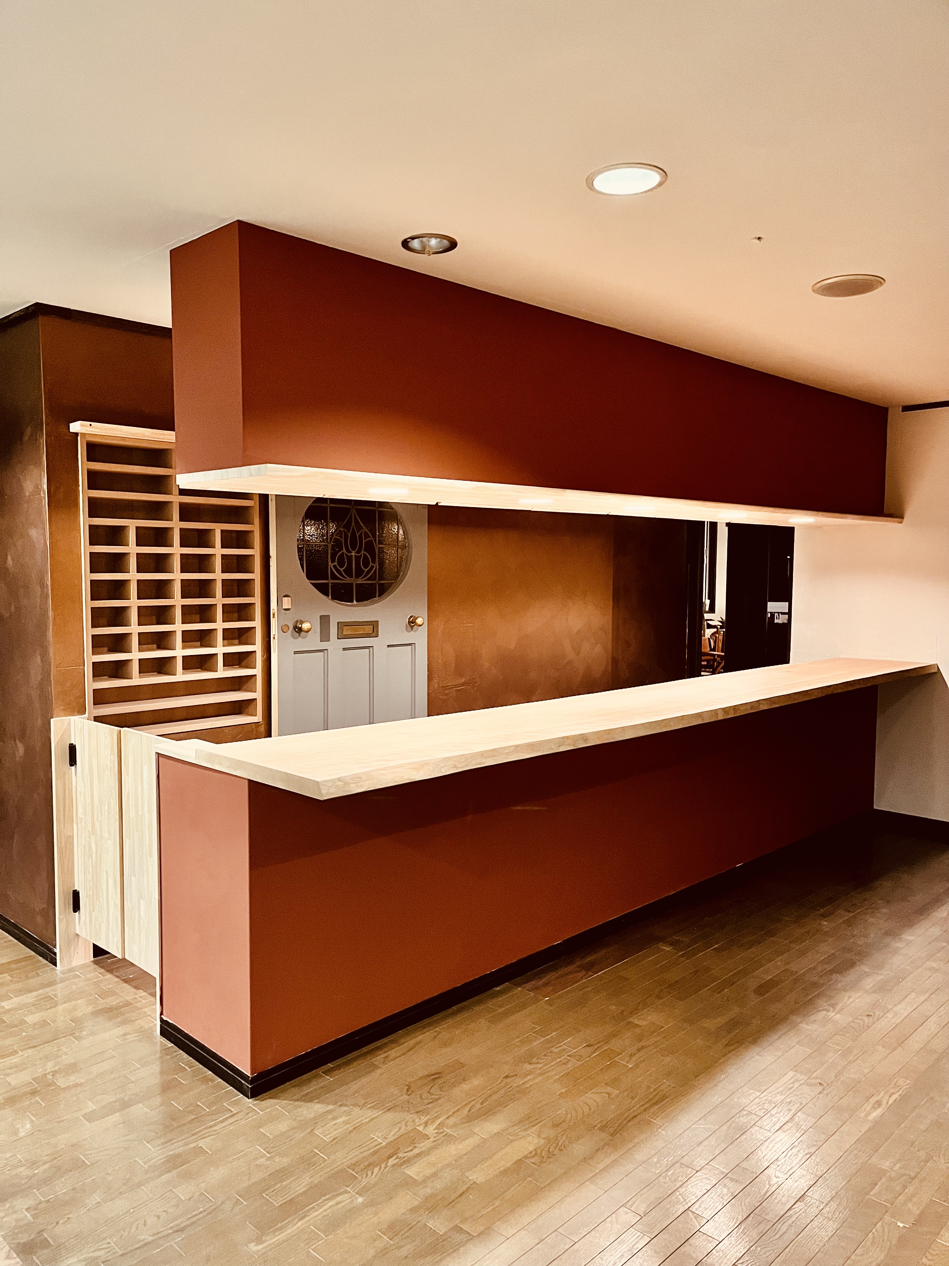 新たに登場一枚板のカウンター！ディナーを待つ時間のウェイティングカウンターにお使いください♪