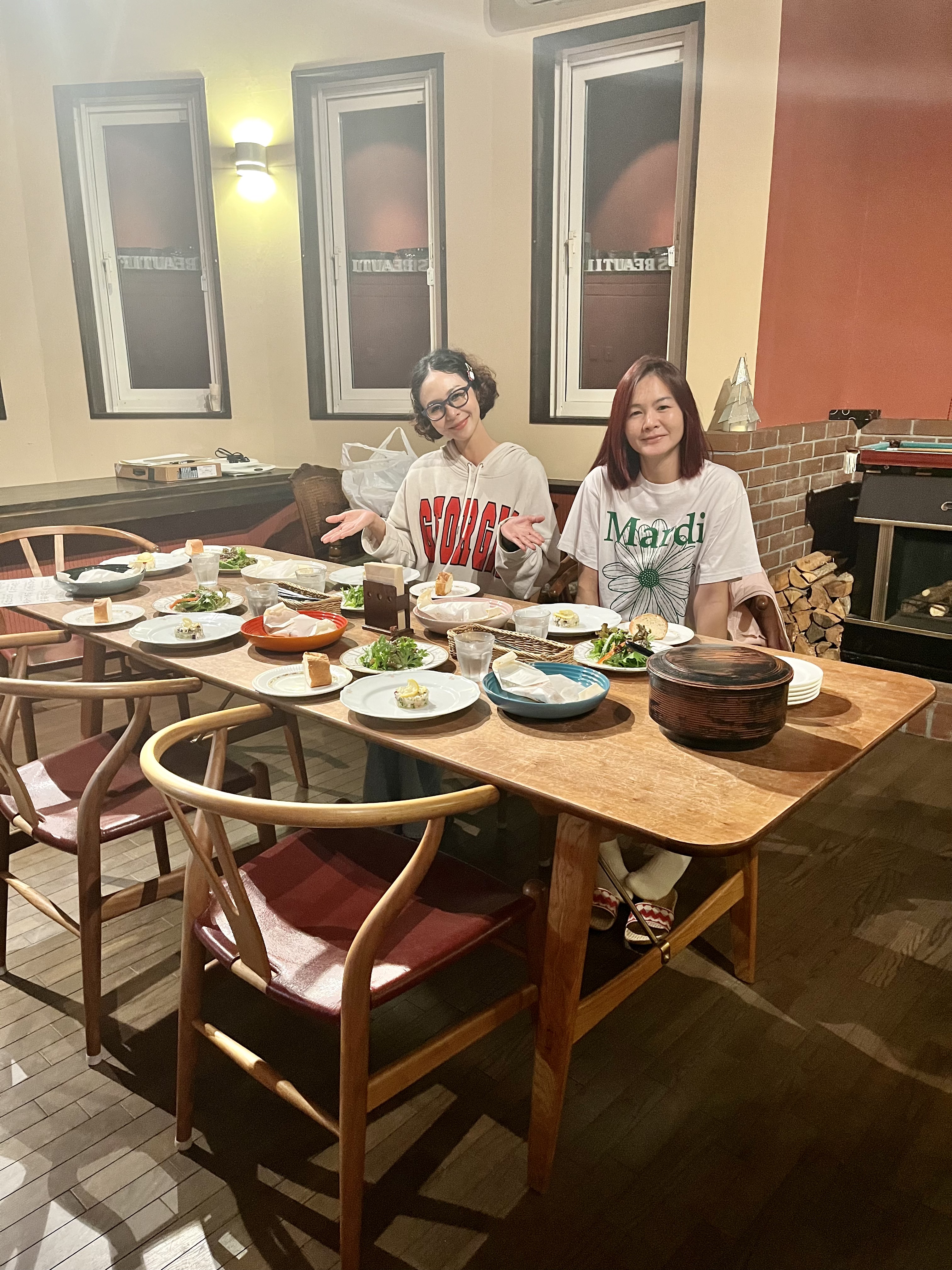 朝も夜もおひつで、おかわり自由にできるように、自家栽培したお米を直火炊きで皆様にお出ししております！