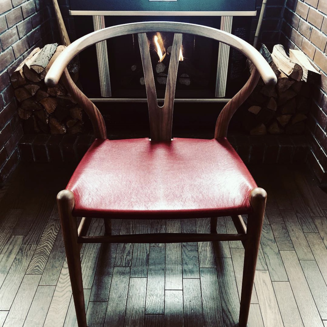 珍しい山羊の革で座面を作ったハンスジェイウェグナーの代表作ワイチェアの椅子！