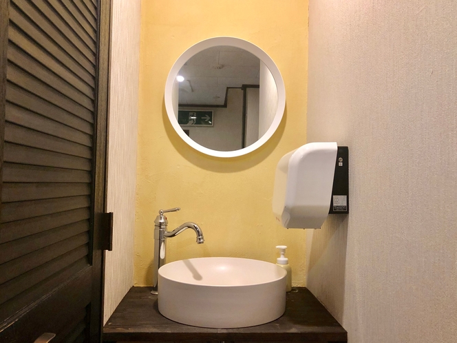 〜洗面鏡と洗面台とレモン色の漆喰壁〜