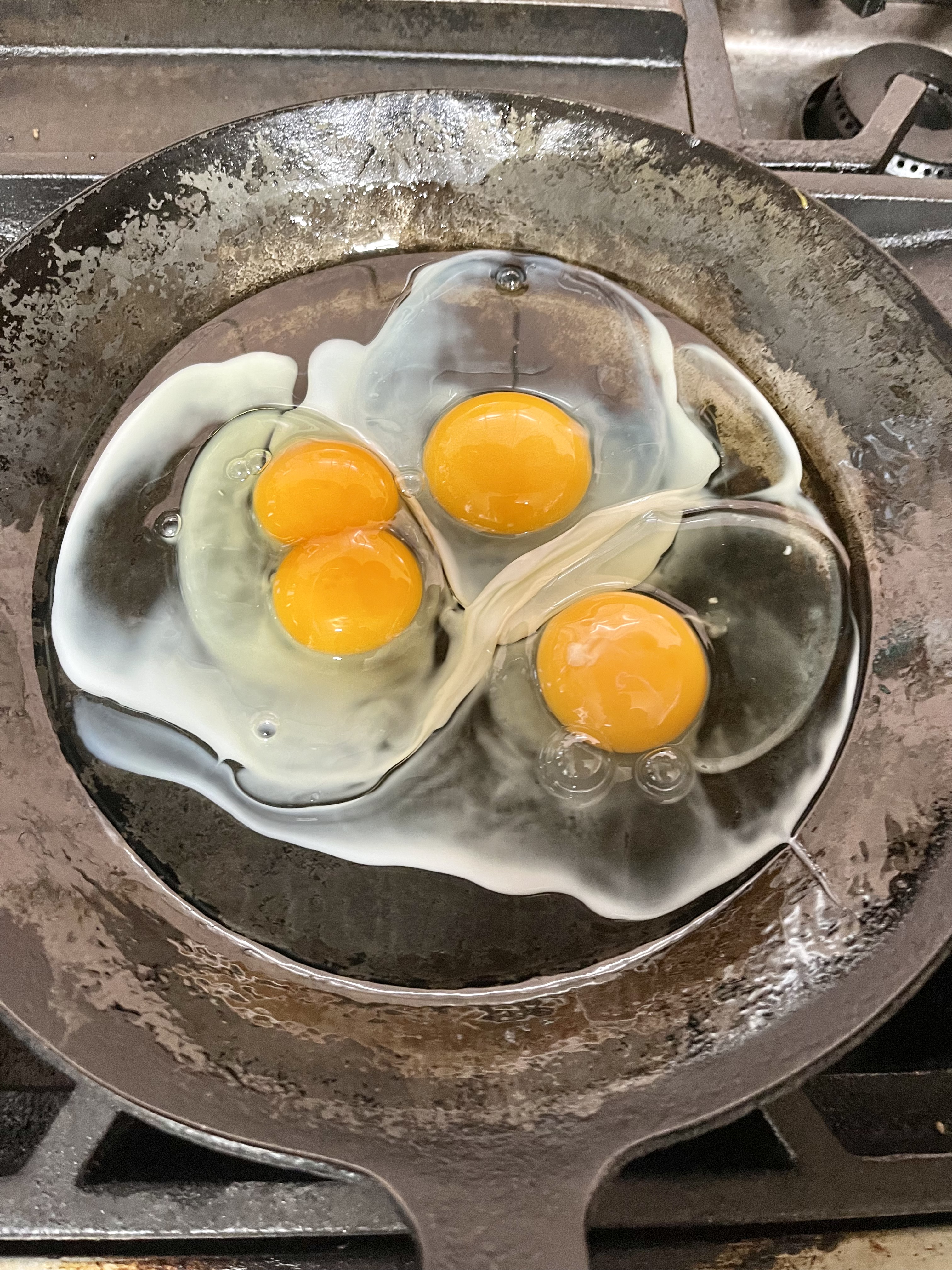 この日の朝食の卵料理は、タークで焼いた高原のラピュタ風！目玉焼きの写真でした♪