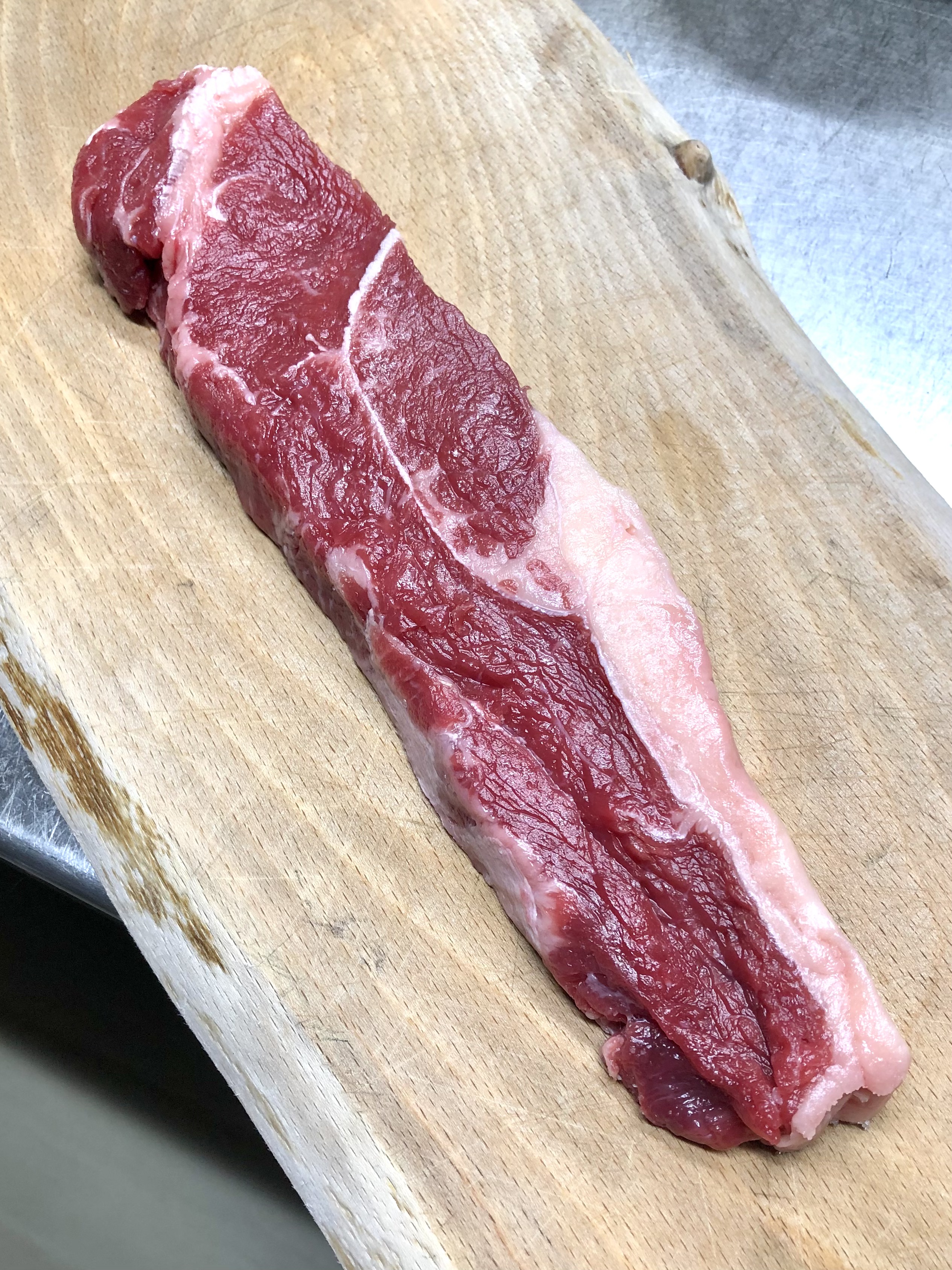契約牧場から送られてくる自然放牧された生の草を食べた和牛♪赤身肉のサーロイングラスフェッドビーフ！