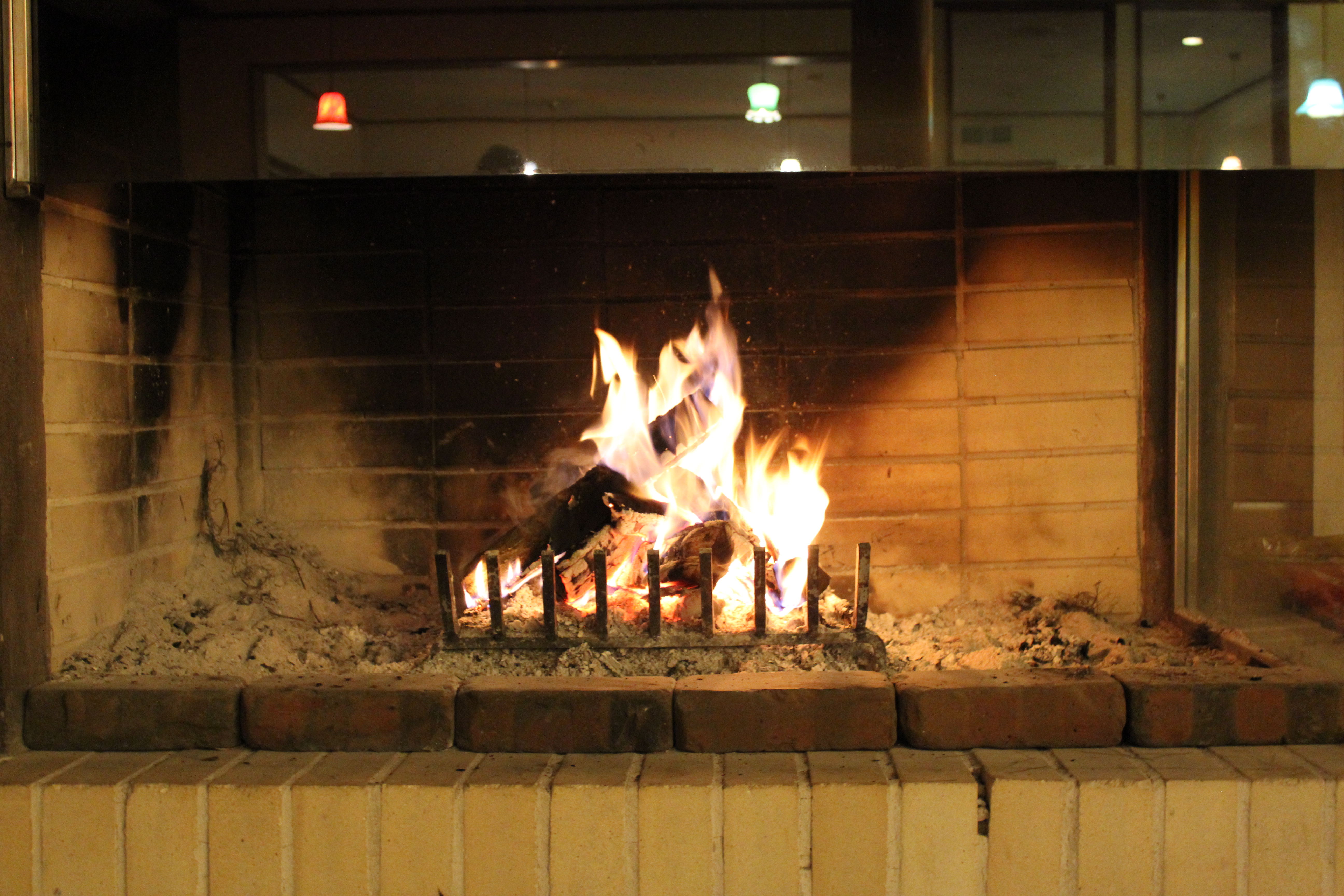 アースカラーのシンボル！暖炉です！炎を眺めながらRe Sortしてください♪