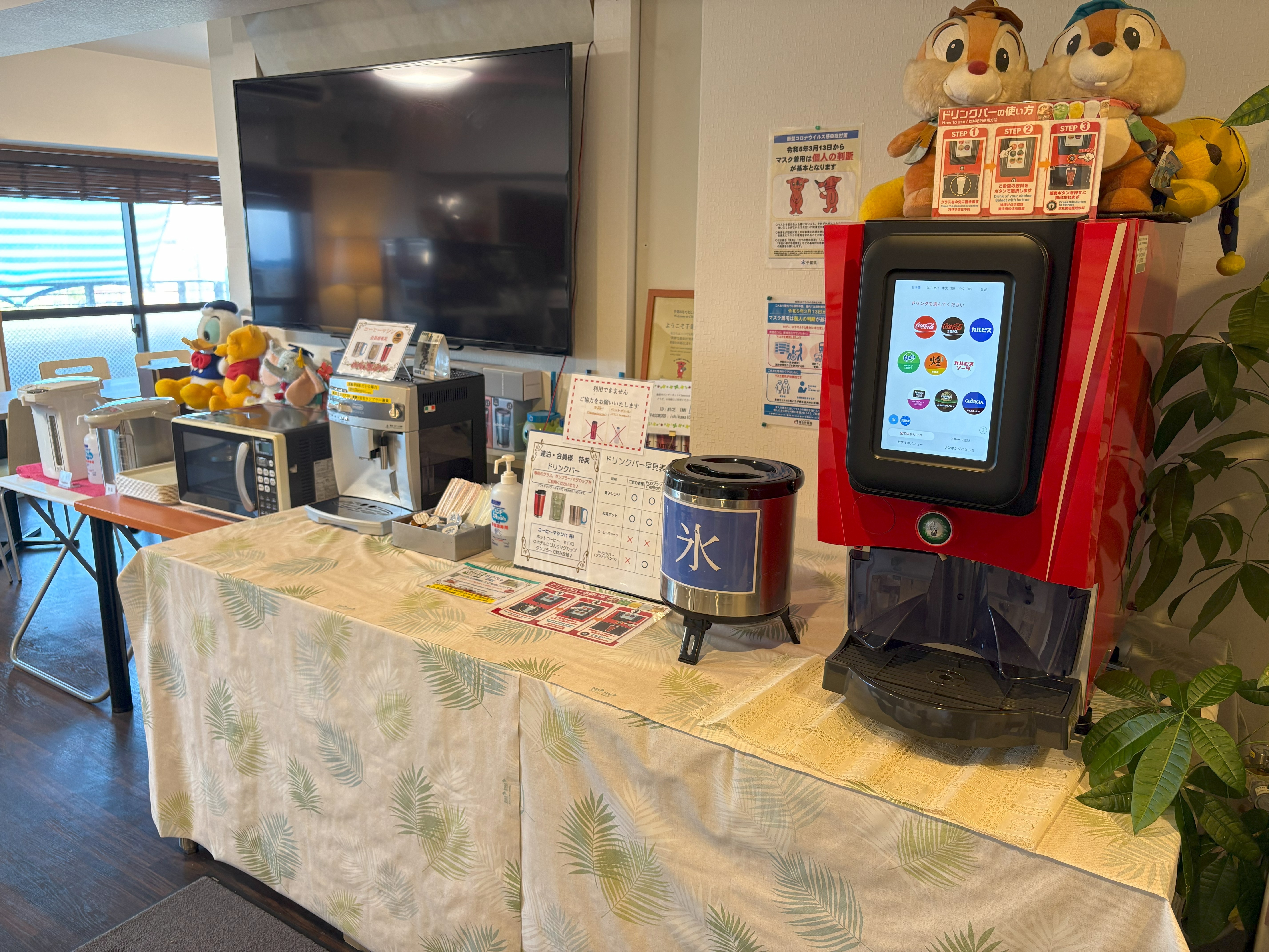 連泊／会員特典ドリンクバー＠電子レンジ、お湯のポットはどなたでもご利用可能。