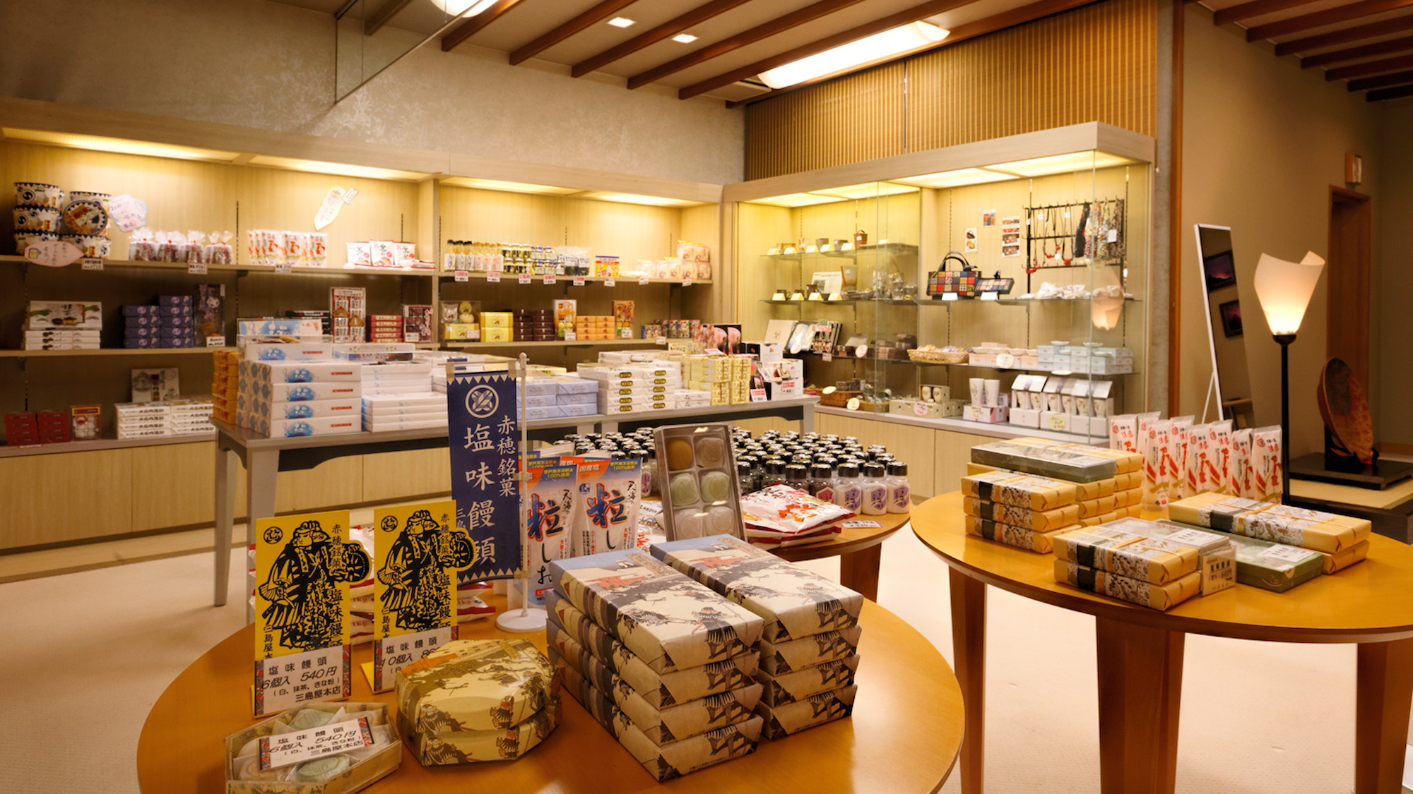 【売店】様々な商品が揃う売店