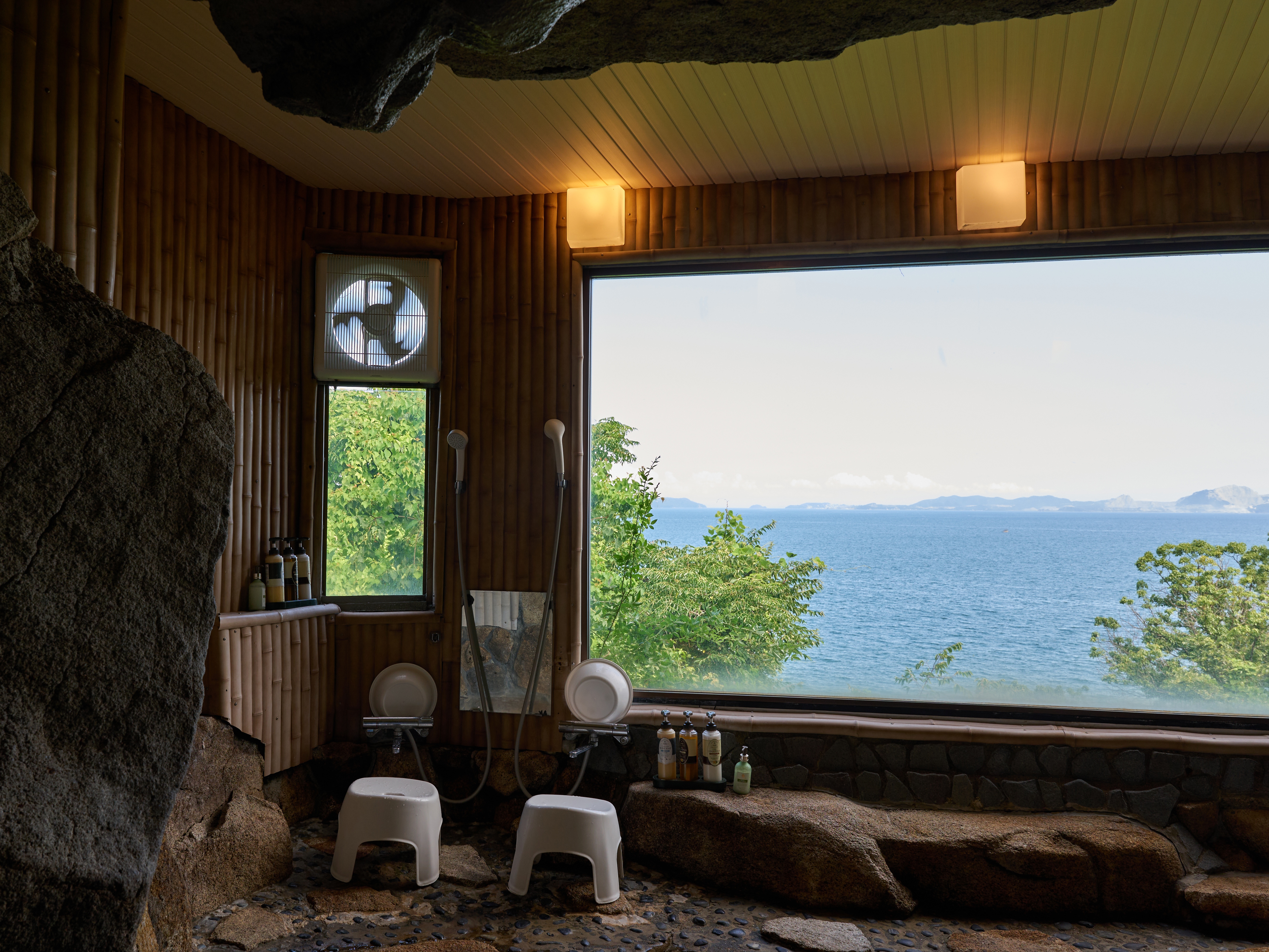 【室内大岩風呂】迫力満点！大岩を使用した湯船で名湯を満喫