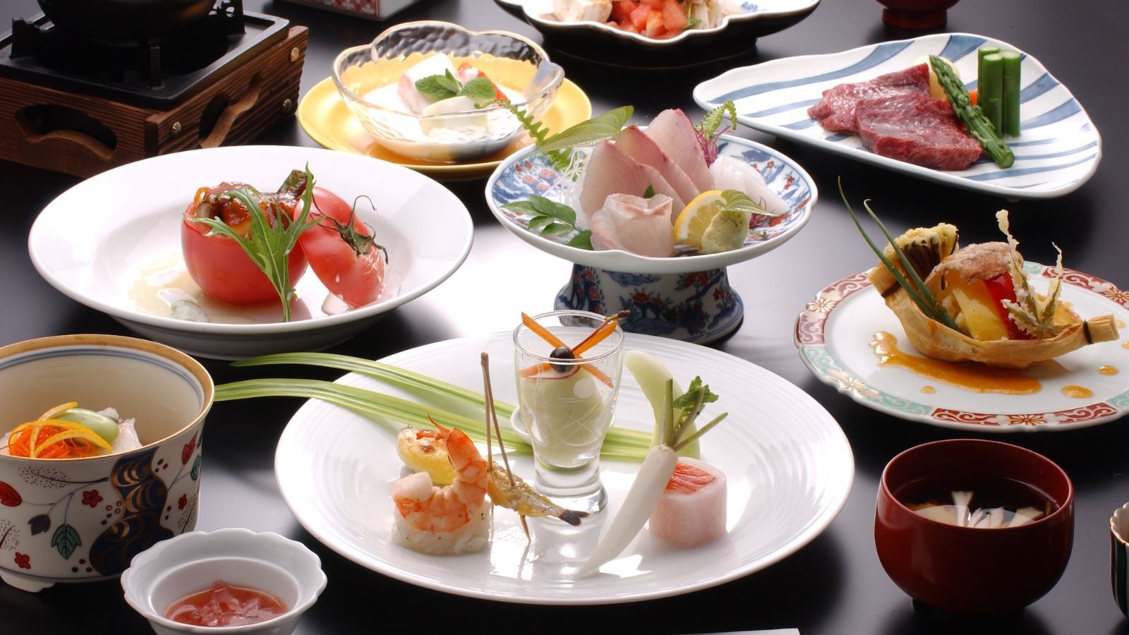 【ベーシックプラン｜ひらめのお造り付き】平戸名物ヒラメをはじめ、ジューシーな長崎和牛の陶板焼きを堪能