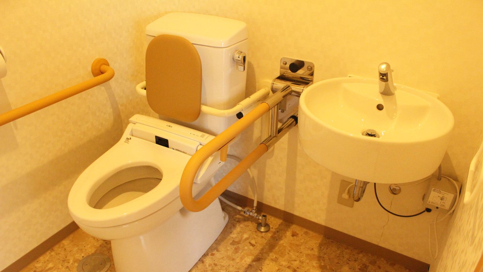 【一例】バリアフリールームでは、車いすのままお過ごしいただけるような設備を整えています